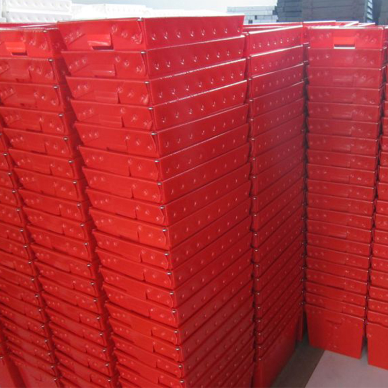 Genanvendelig postbeholder i korrugeret plast